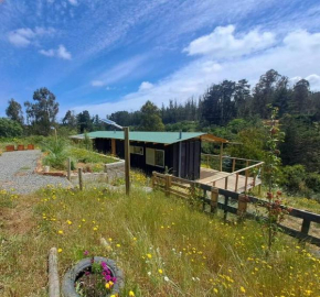 Casa pequeña, tinaja y piscina